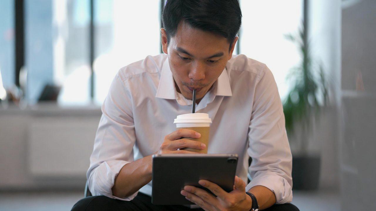 iPadのバッテリー残量低下を確認しながら基本チェックを行うイメージ