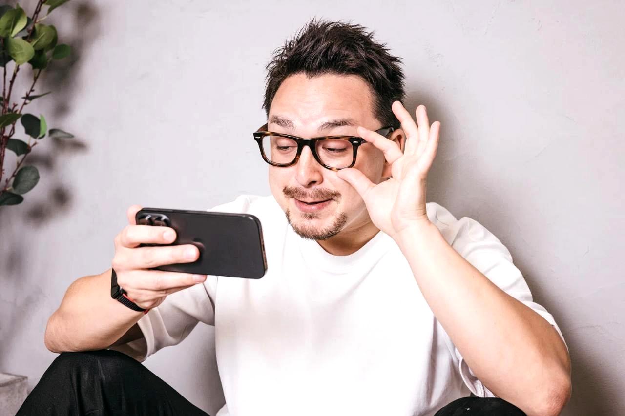 充電しながら日常的に使われるスマートフォンのイメージ