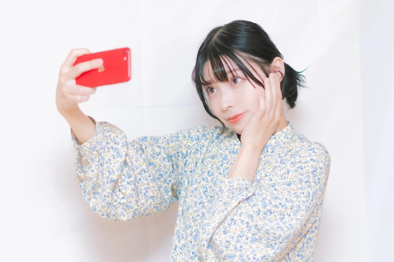 家庭用品を使って透明スマホケースを掃除する様子