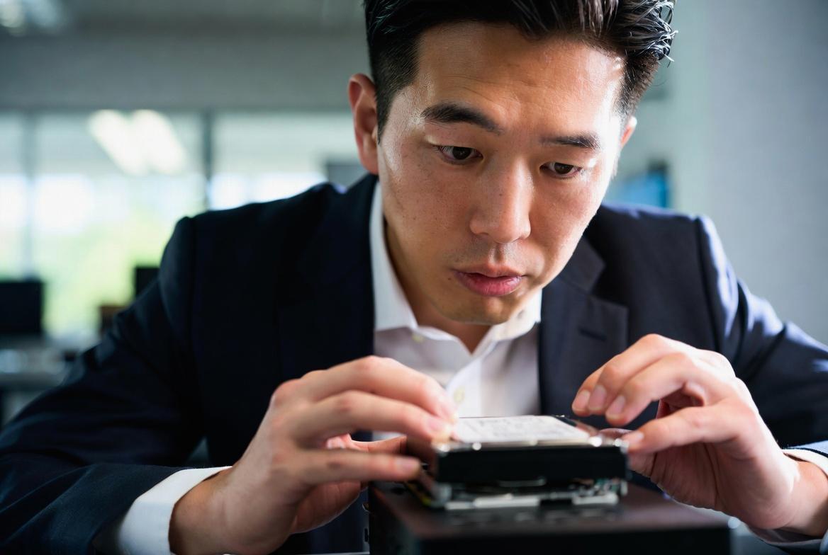 HDD内部構造と回転ディスクの消費電力イメージ