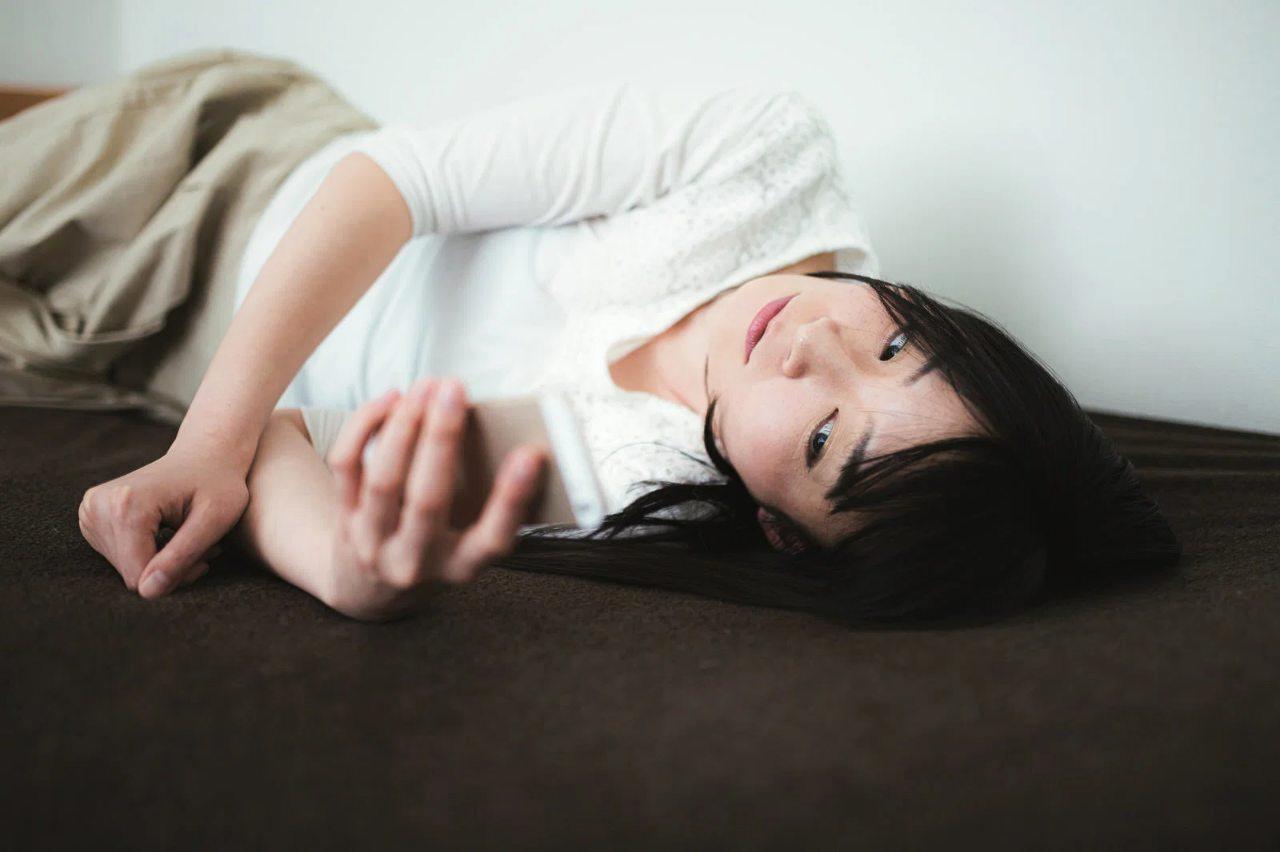 スマホの性能スペックを確認しているイメージ