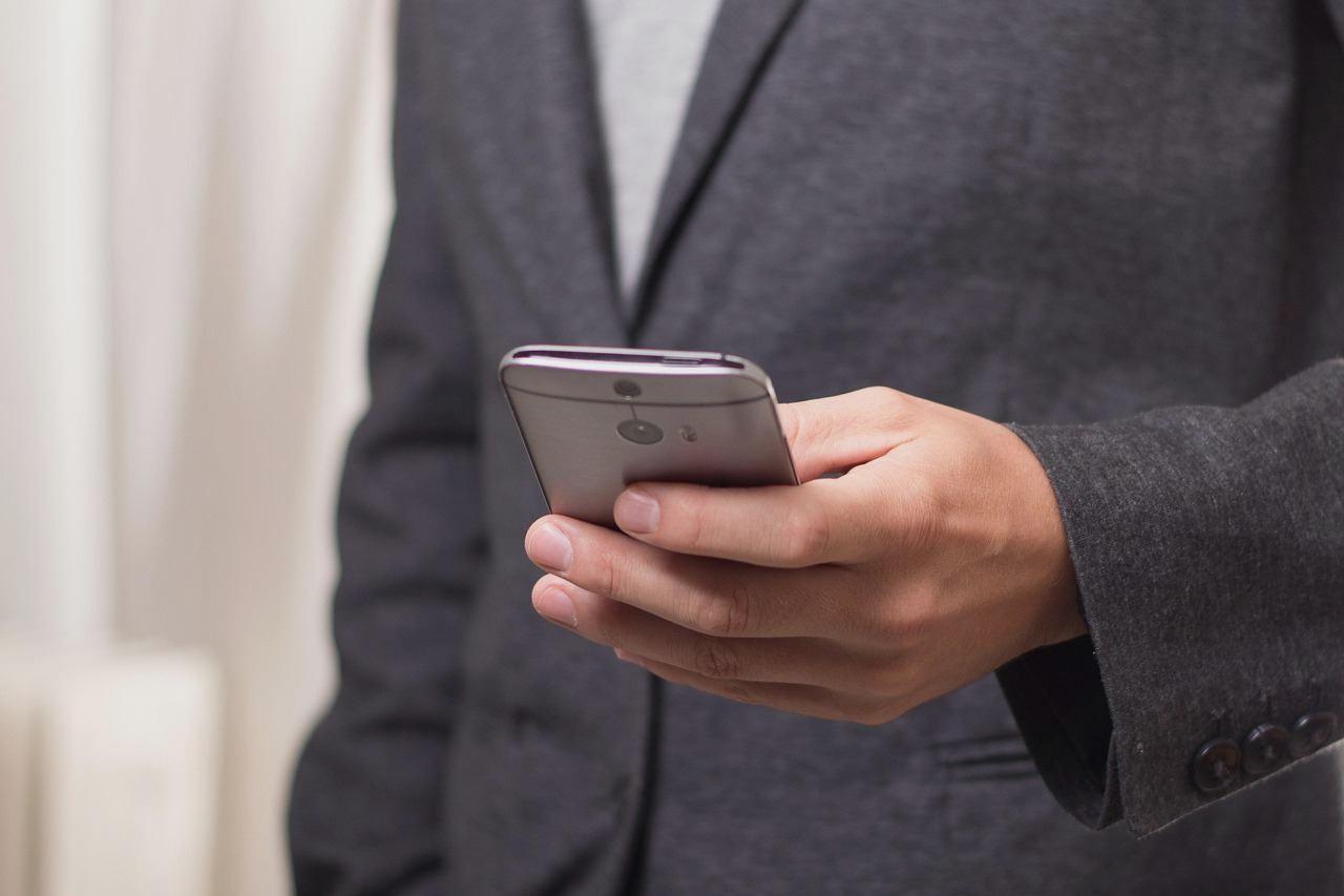 スマートフォンやパソコンで有線イヤホンを利用する場面