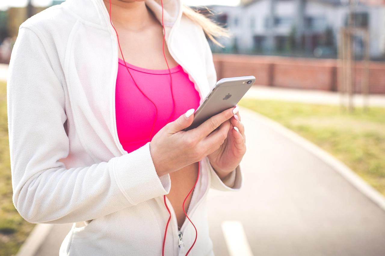 Bluetoothと有線の違いを理解して最適なスピーカーを選ぶイメージ