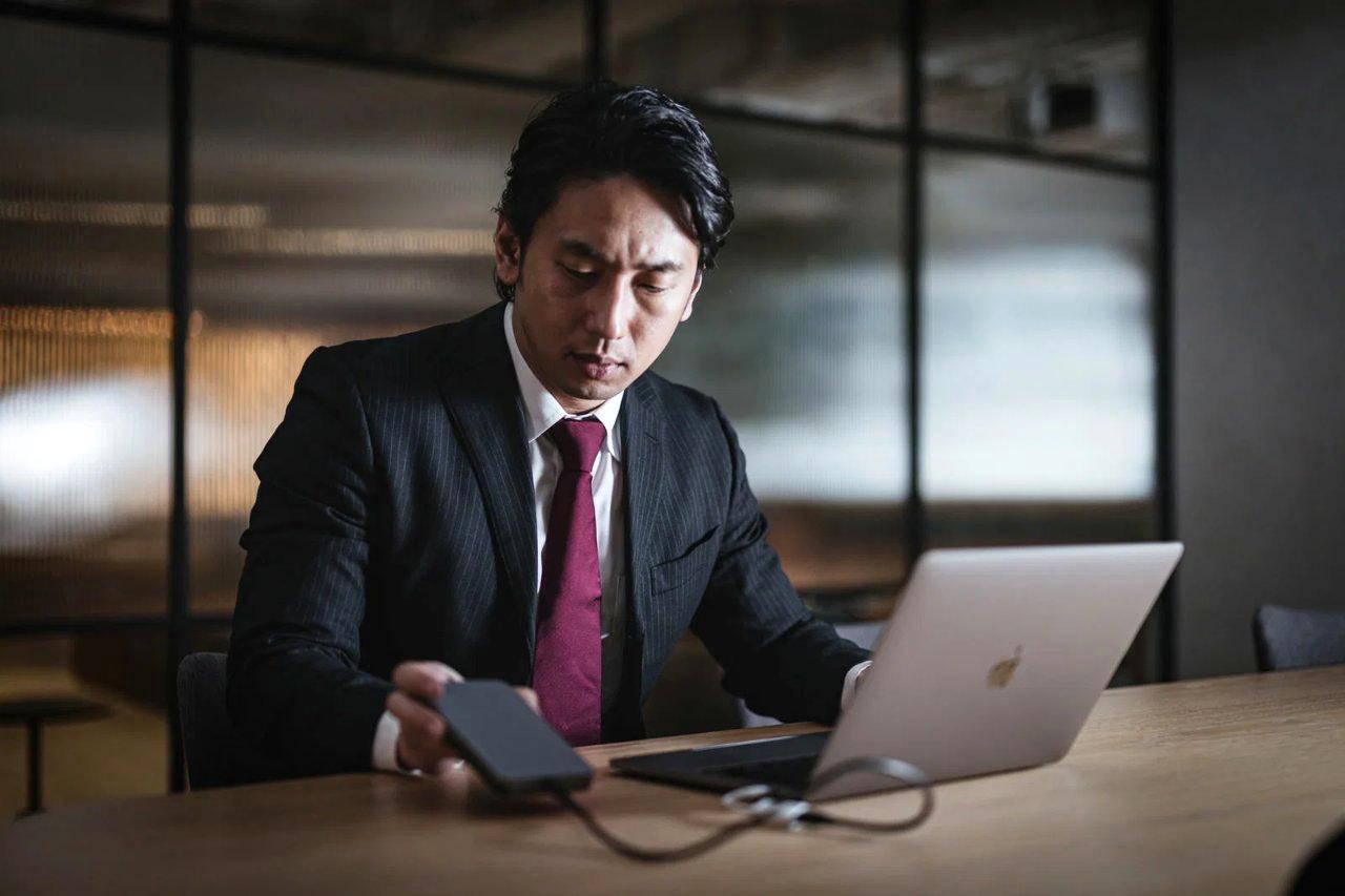 MacBook Airの内部SSDモジュールと交換不可能なことを示す注意喚起のアイコン