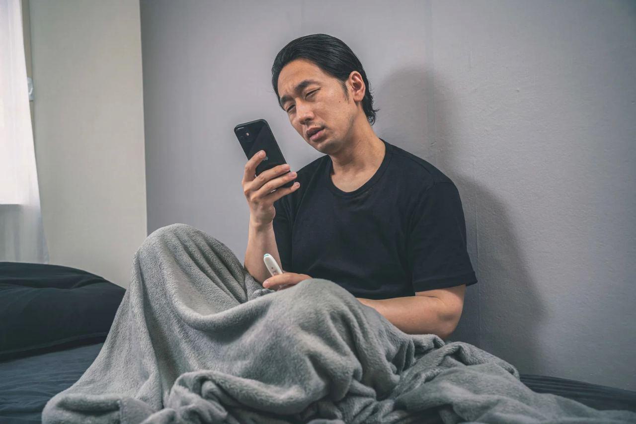 夜間にシャットダウンしたiPhoneと省電力設定を検証するイメージ