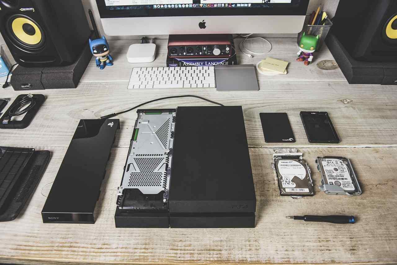 Windows PC、Mac、iPhone、Androidスマホの画面上に、同じpCloudフォルダが表示されている様子