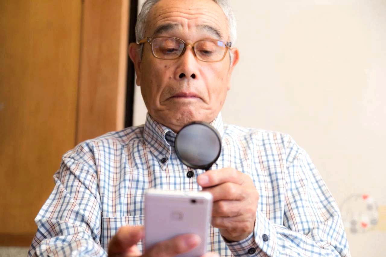 充電ケーブルにつないだiPhoneを机の上に置いた様子