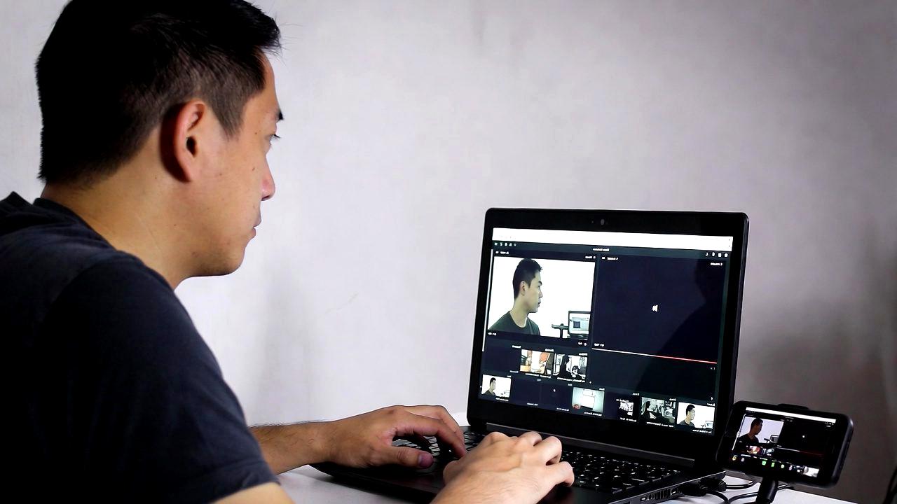 老眼に悩む人がPCモニターを見ている様子。液晶パネルの種類と視認性の違いを解説するイメージ