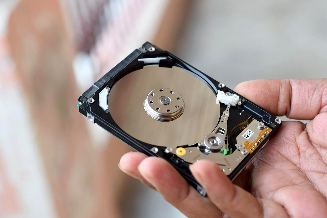 自作NASサーバーの内部構造と複数のハードディスクが並ぶストレージ構成のイメージ