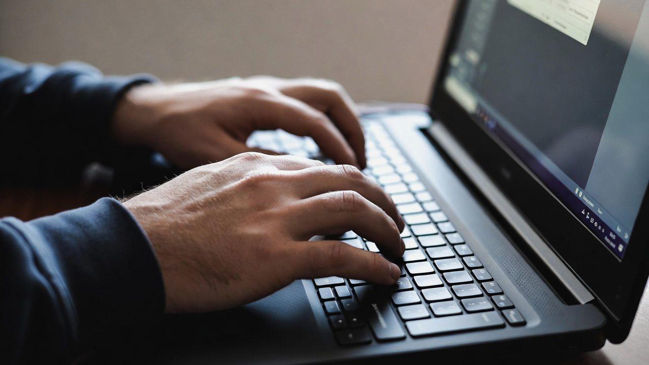 清潔で整備されたメカニカルキーボードをデスクに置いた全体写真