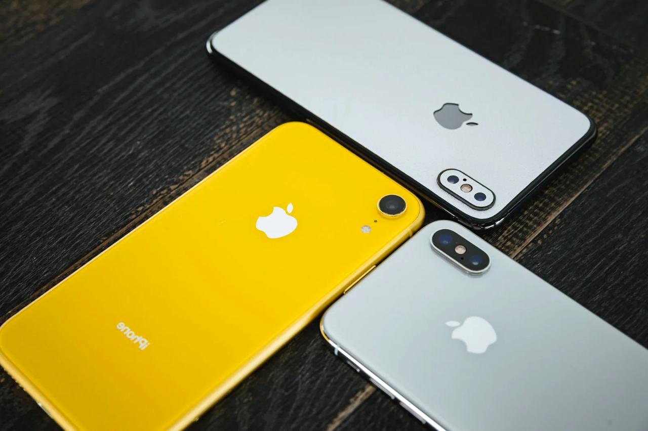 スマートウォッチを装着した腕のアップ。通知やヘルスケア機能を表示する画面が光っている様子