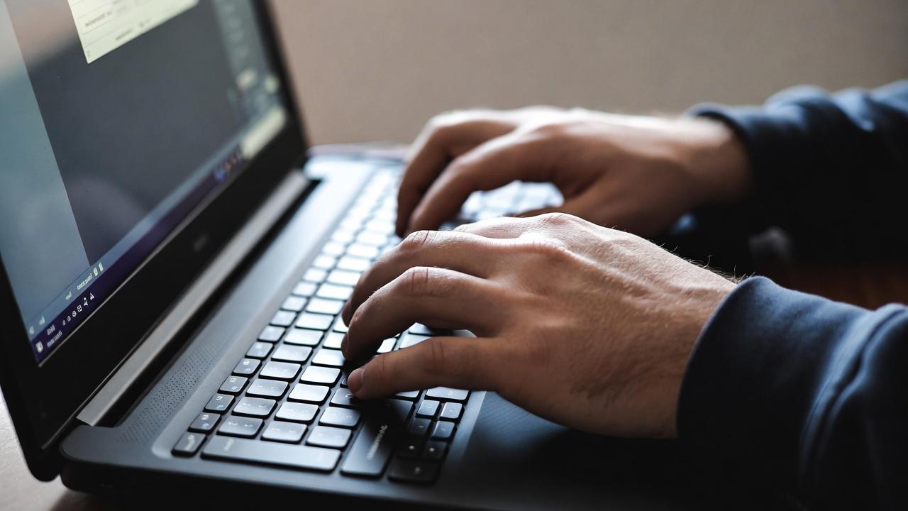 MacBook Proでブラウザが重くなる原因を確認している作業環境