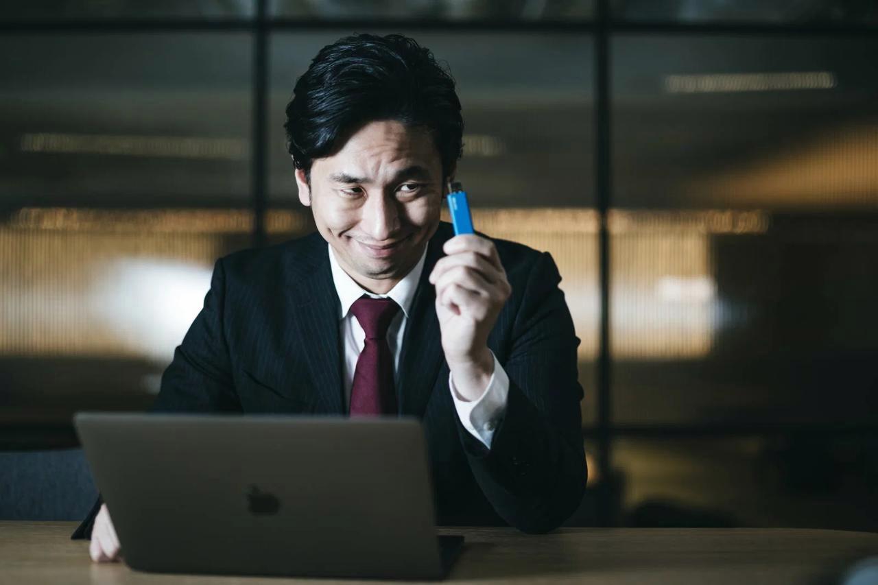 Chromebookの動作が遅くて作業に支障が出ている様子