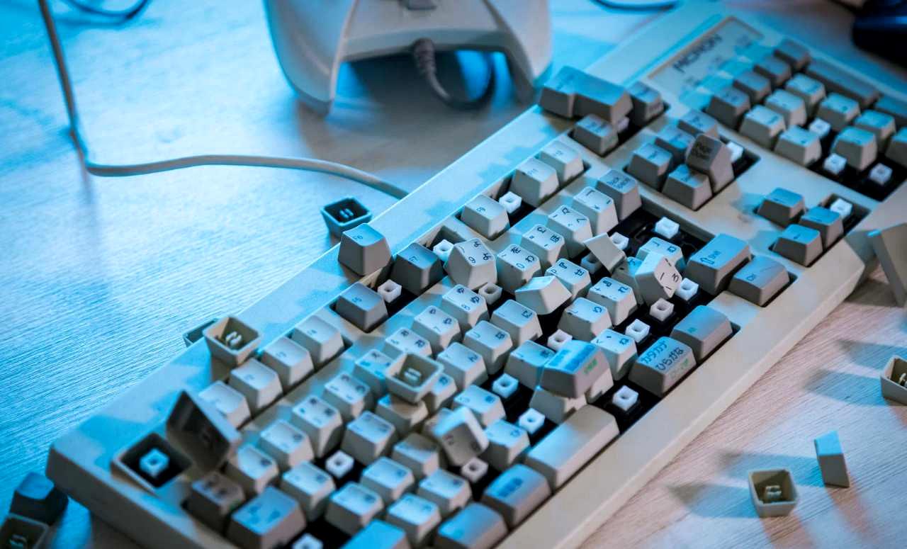 メカニカルキーボードのスイッチやキーキャップを交換する様子