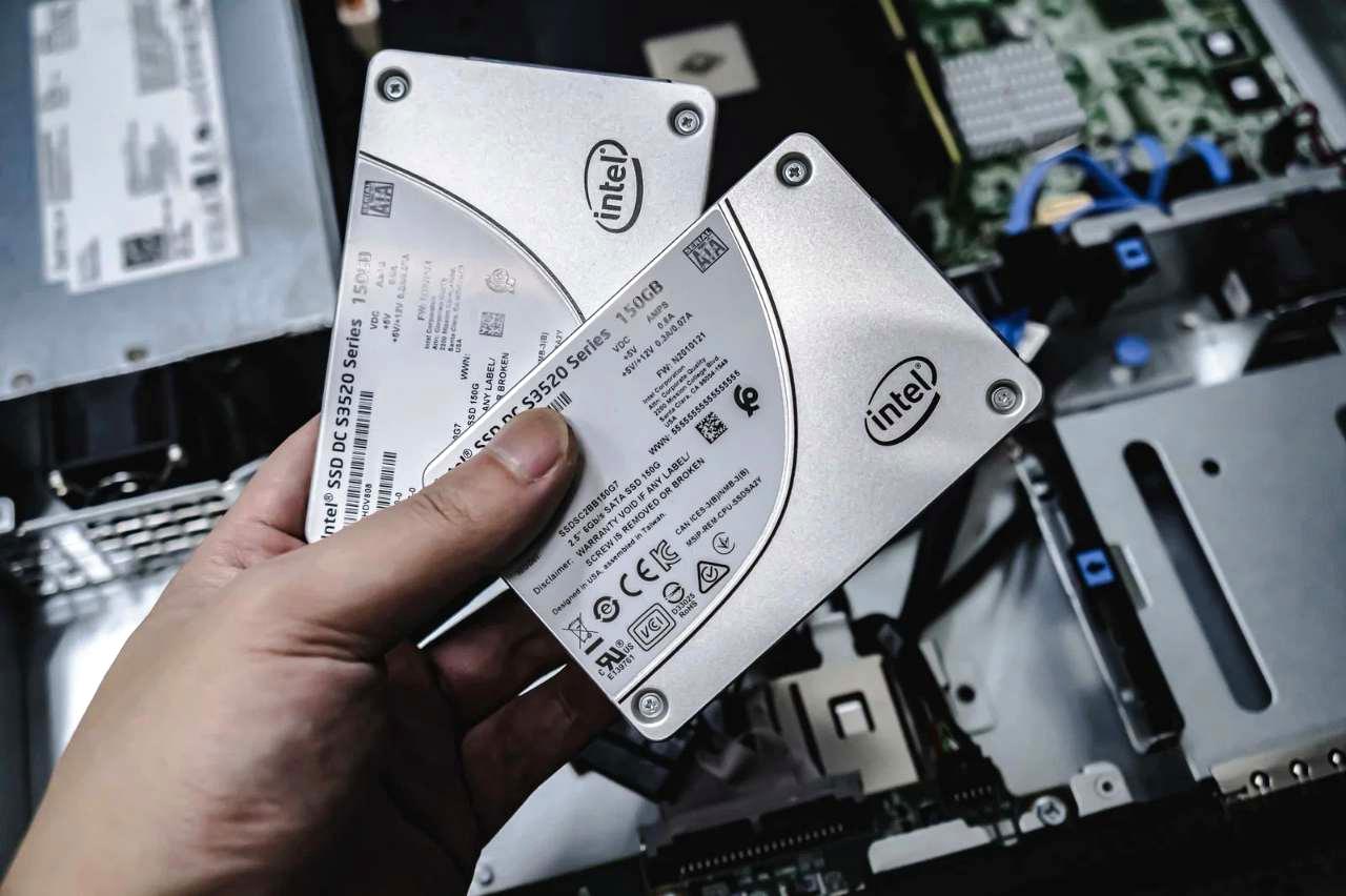 外付けHDDと内蔵HDDを並べて価格比較する製品写真