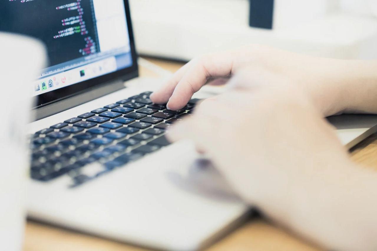 無線キーボードの内蔵バッテリーを長持ちさせる正しい充電方法