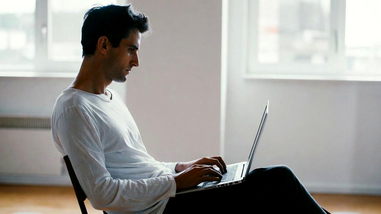 古いノートPCにLinuxの選択肢を比較表示しているイメージ
