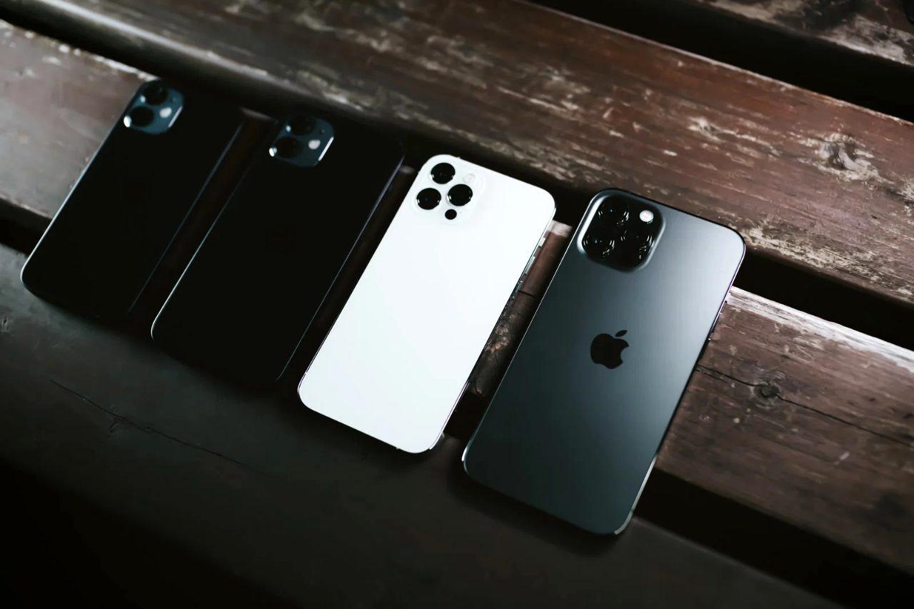 熱を持ったスマートフォンに注意マークが表示されるイメージ