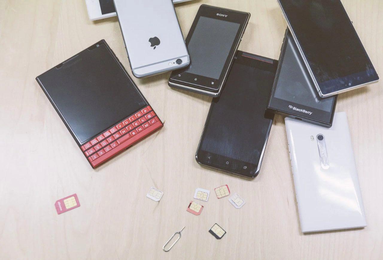 掃除前後で透明感が変化したスマホケースの比較イメージ