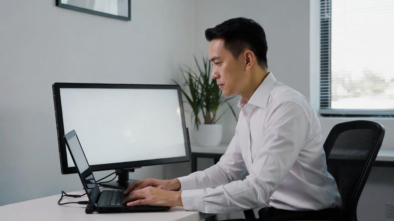 老眼の人がIPSモニターで快適にPC作業している様子。目の負担が軽減されるイメージ