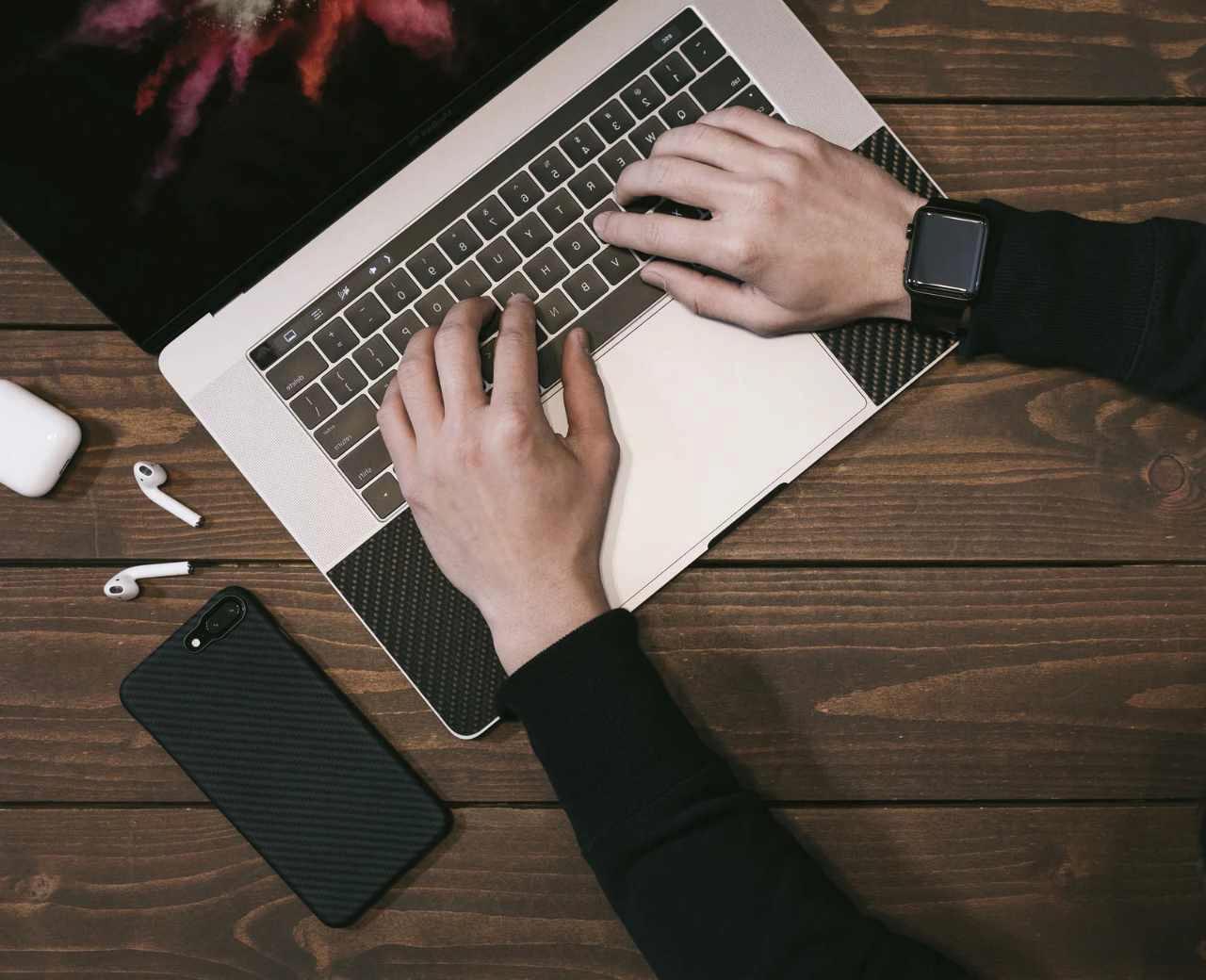 MacBook Proの発熱と動作低下の関係を確認しているイメージ