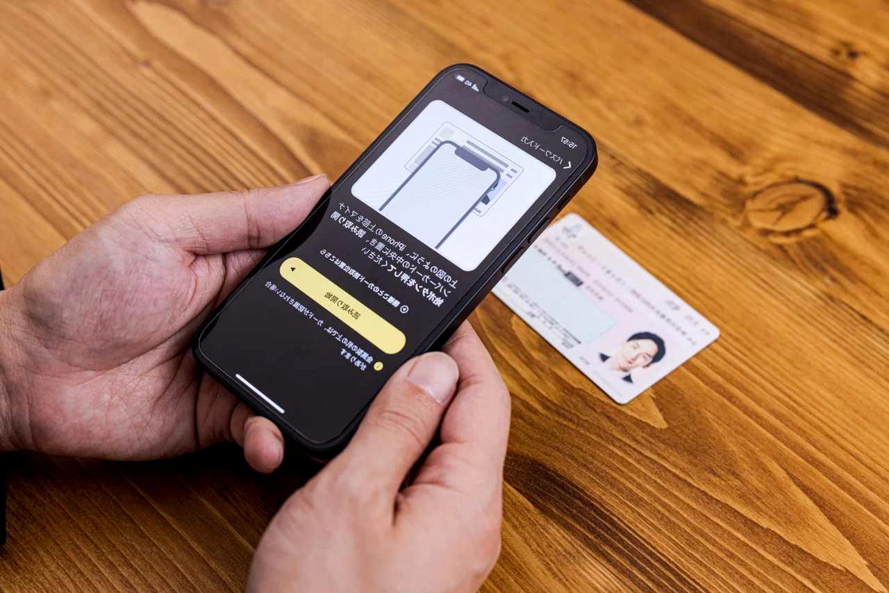 iPhoneとAndroidスマートフォンを並べた比較イメージ