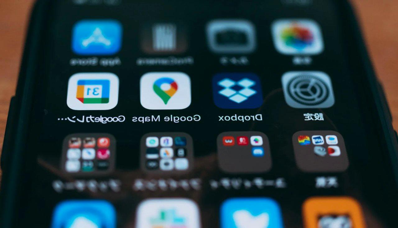 スマートウォッチを外し、腕時計だけを身につけた手元のクローズアップ