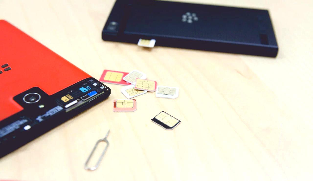 スマートウォッチを確認する人の手元。スマートフォンはポケットに入っている
