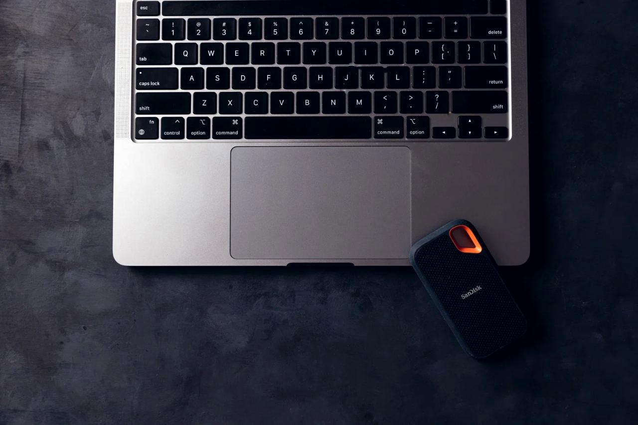 NASとバックアップ用ストレージでデータを保護するイメージ