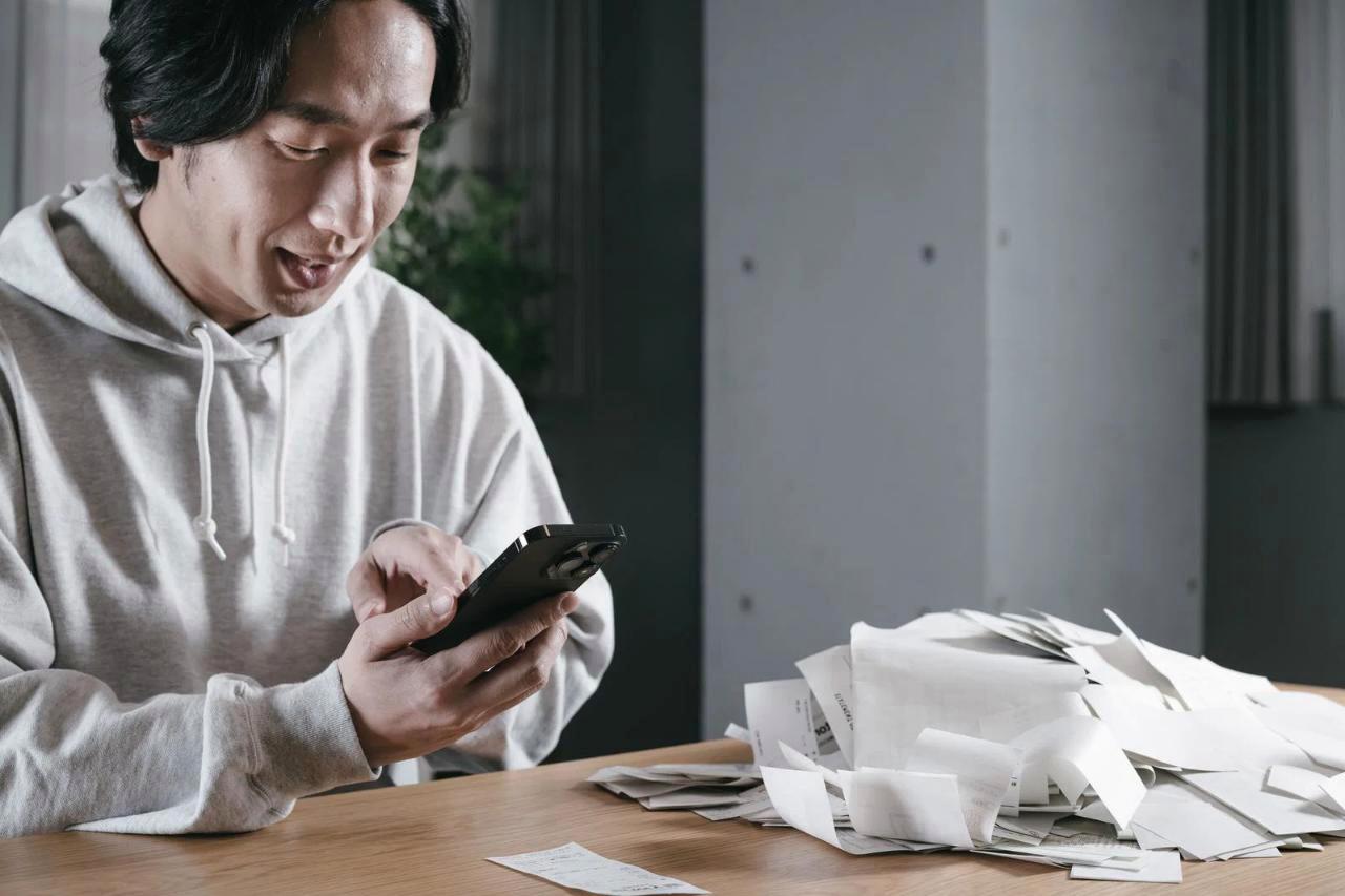 夜間に電源を切ったiPhoneと電気料金を比較するイメージ