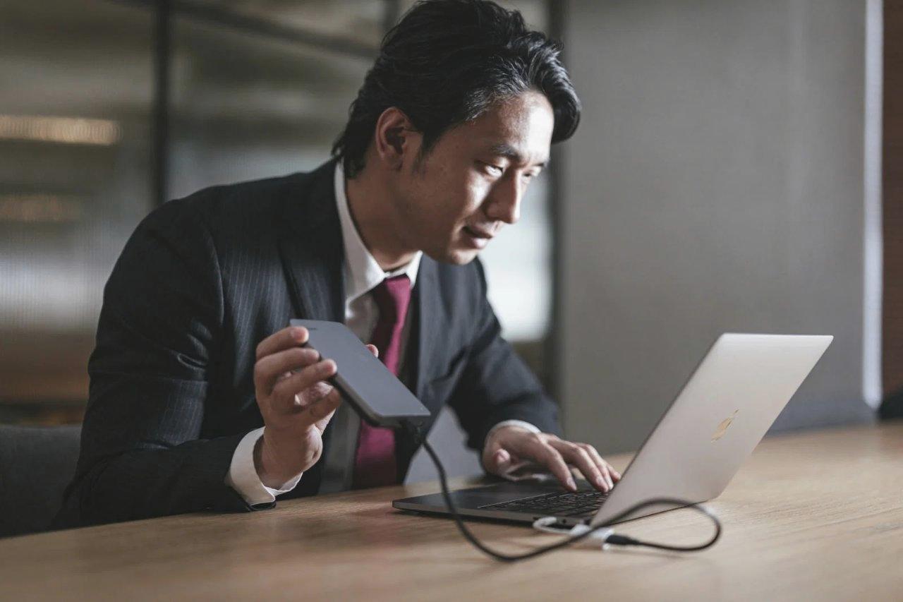 購入前にChromebookの主要スペックを確認しているイメージ