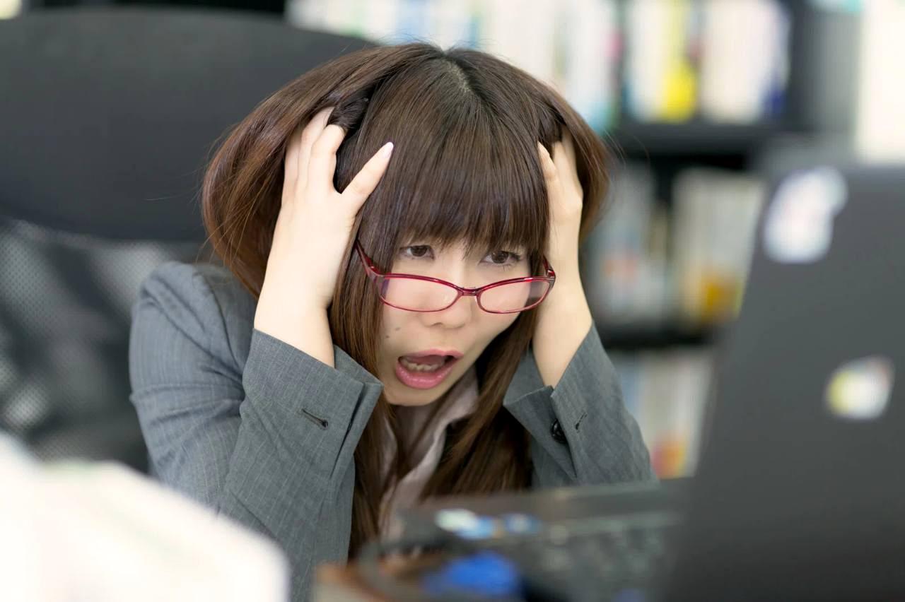 DebianとUbuntuのLinuxデスクトップを比較する画面