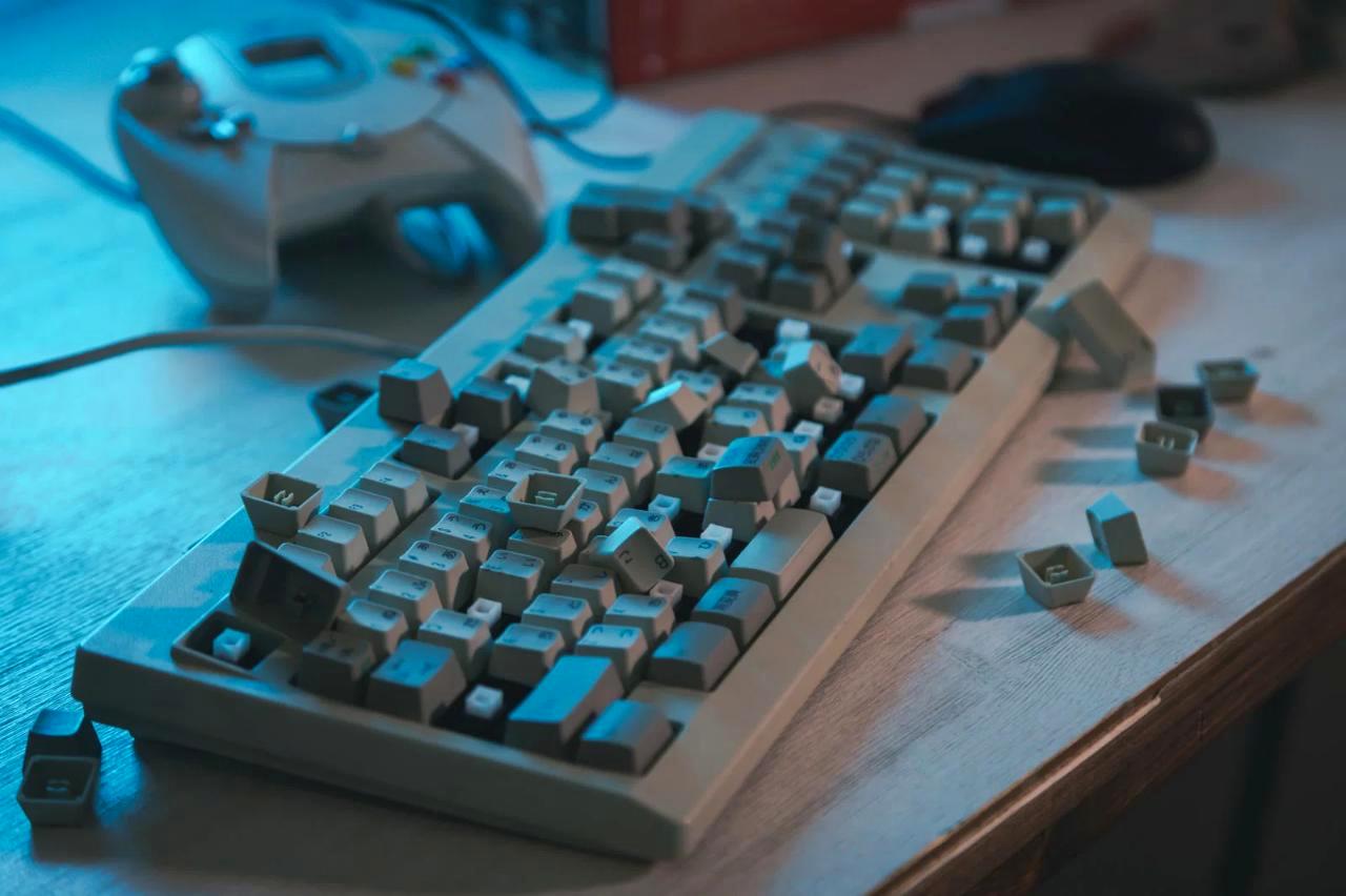 劣化したバッテリーを搭載した古い無線キーボード