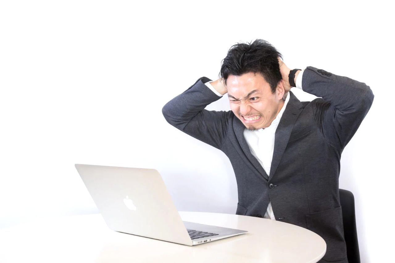 整備済製品のMacBook Airを確認しながら寿命を考えるイメージ
