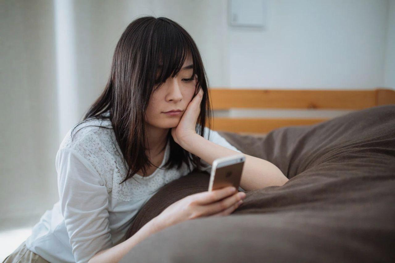 机の上に置かれたAndroidスマートフォンがスリープ中に待機電力を消費している様子