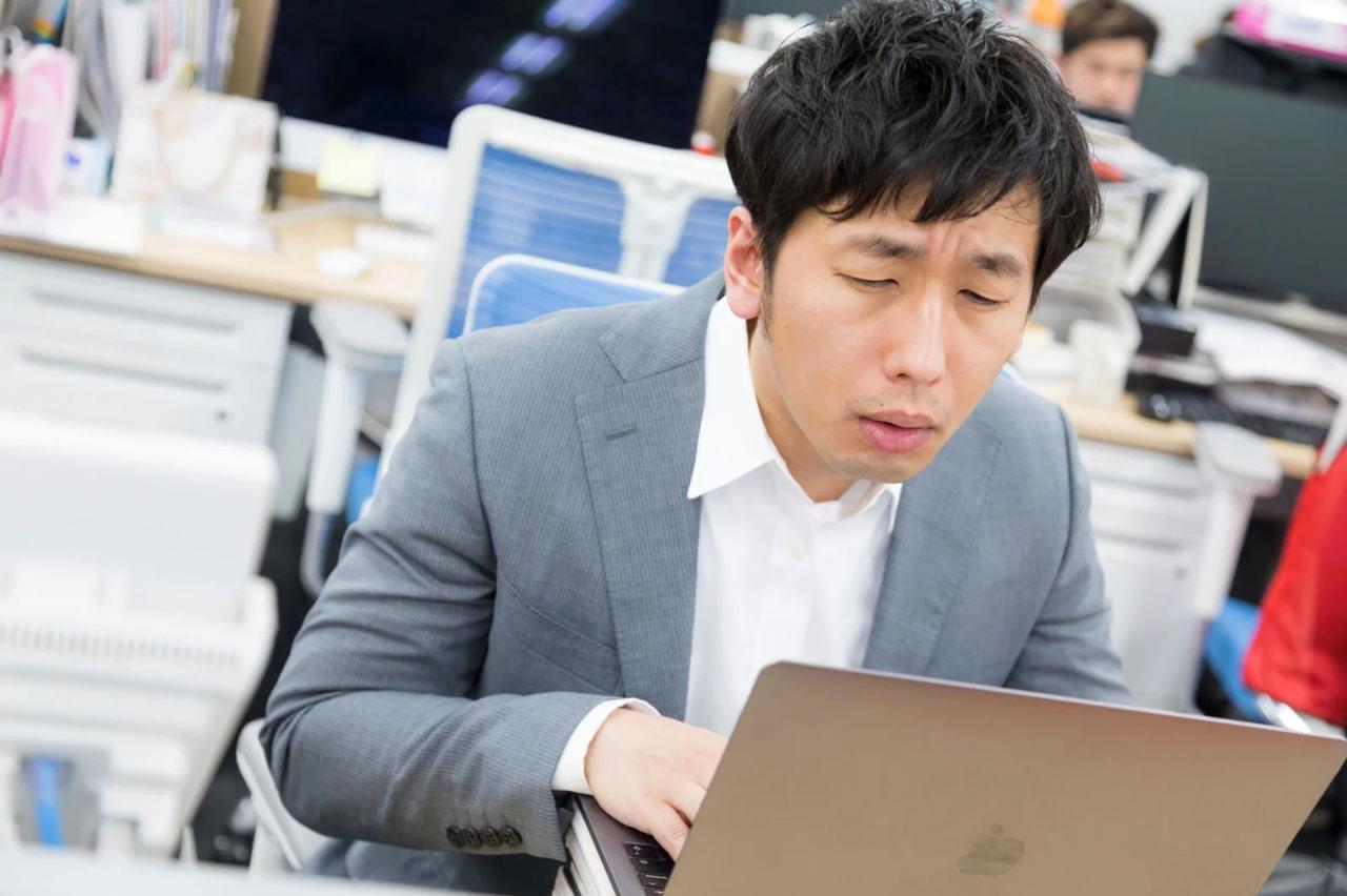 Linux導入前にノートパソコンを準備している様子