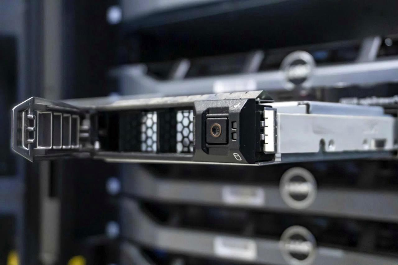 長期間使用されたHDDやストレージ機器の劣化状態を示すイメージ