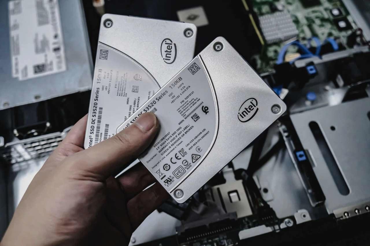 古いLinuxサーバーラックと、その横に置かれたレガシーな外付けHDD。コンソールにext3のマウントログが表示