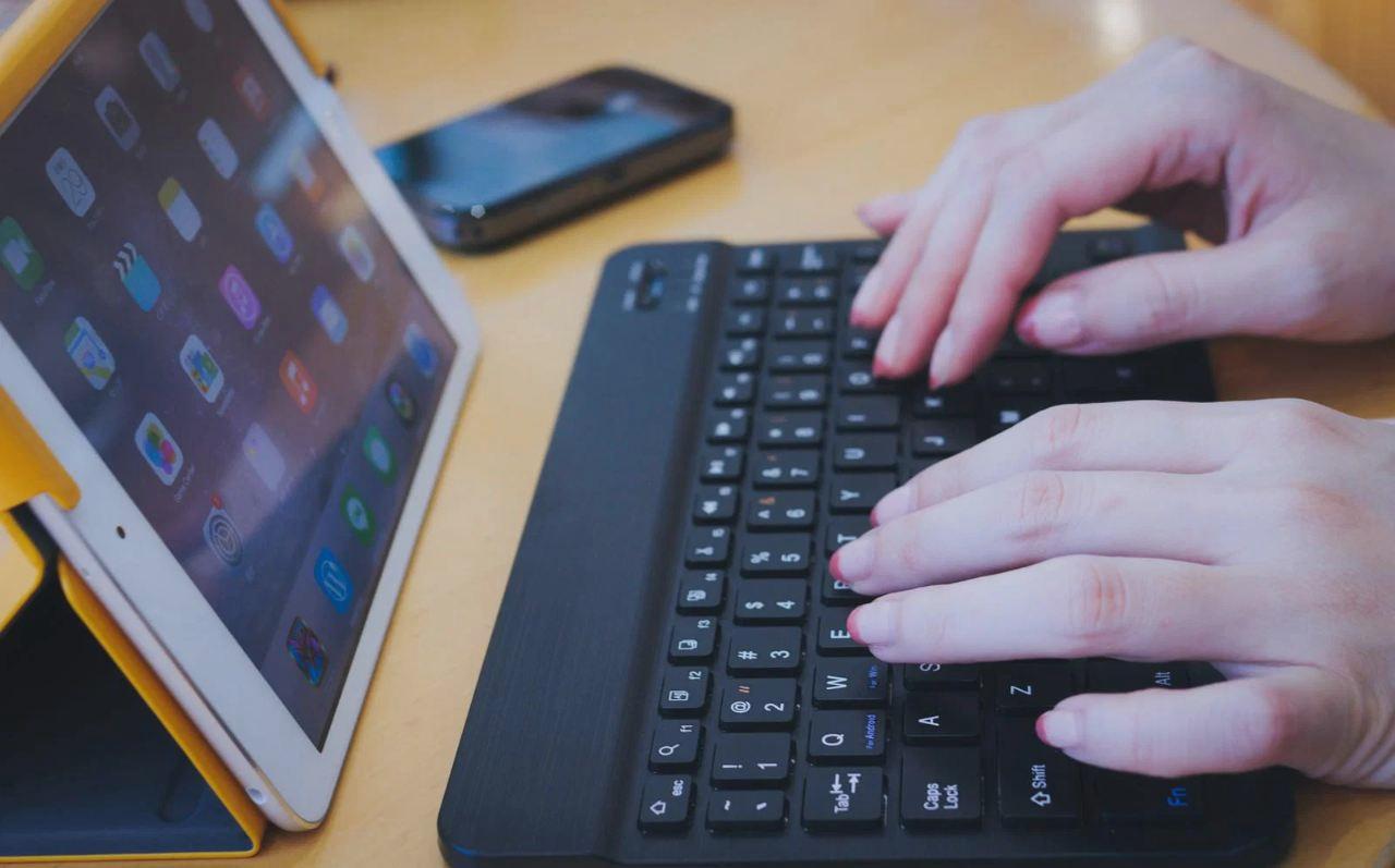 薄型軽量なiPadケースとキーボードを並べたアクセサリ集合写真