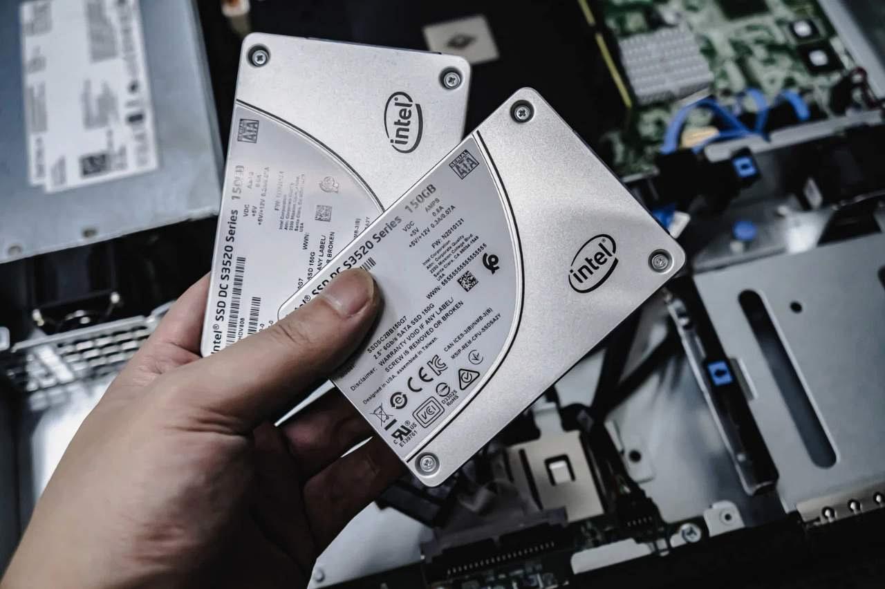 内蔵HDDとUSB外付けHDDの接続方法を比較する画像