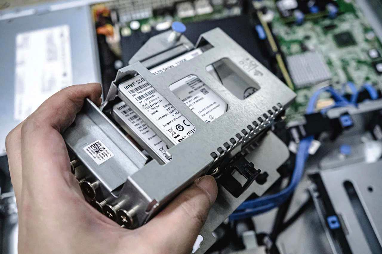 KubuntuとLinuxMintのアップデート適用過程の比較図