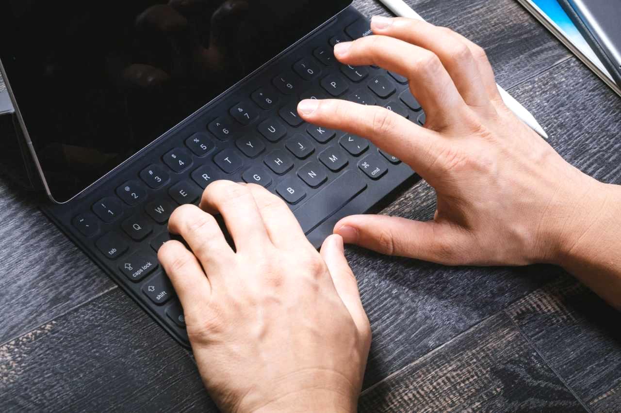 バッグに入ったiPadとアクセサリの全体重量を計測している様子