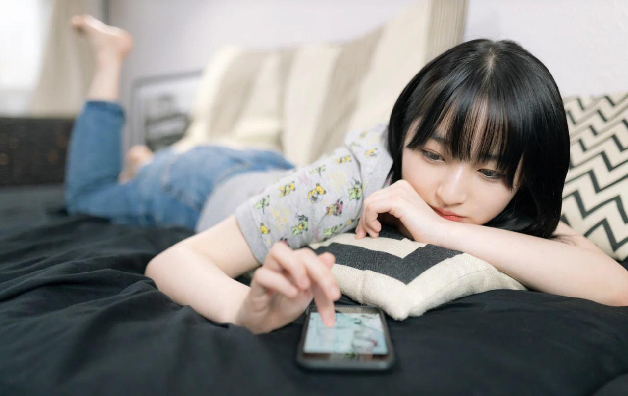 ブロアーとレンズクロスでiPhone背面のカメラレンズを丁寧に拭いている手元