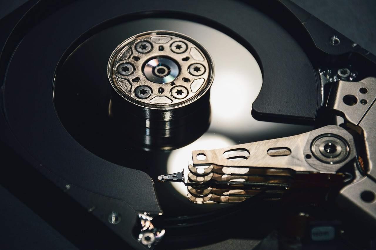 RAID 0とRAID 5の比較アイコン図。速度と信頼性のバランスを天秤で表現
