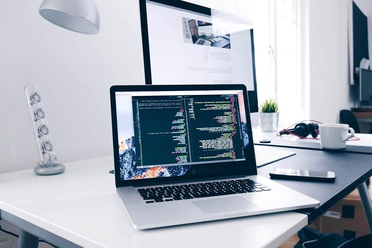 Windowsパソコンのスペック情報を確認して診断する場面のイメージ