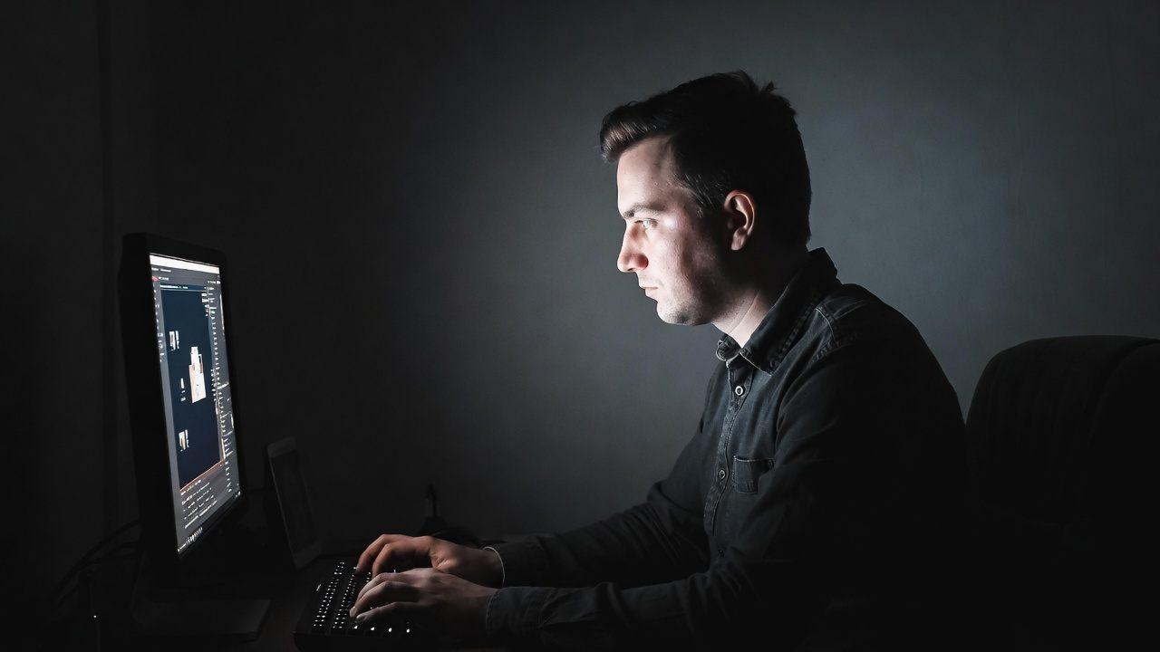 電源が入ったままのWindowsパソコンと電源管理を確認する様子