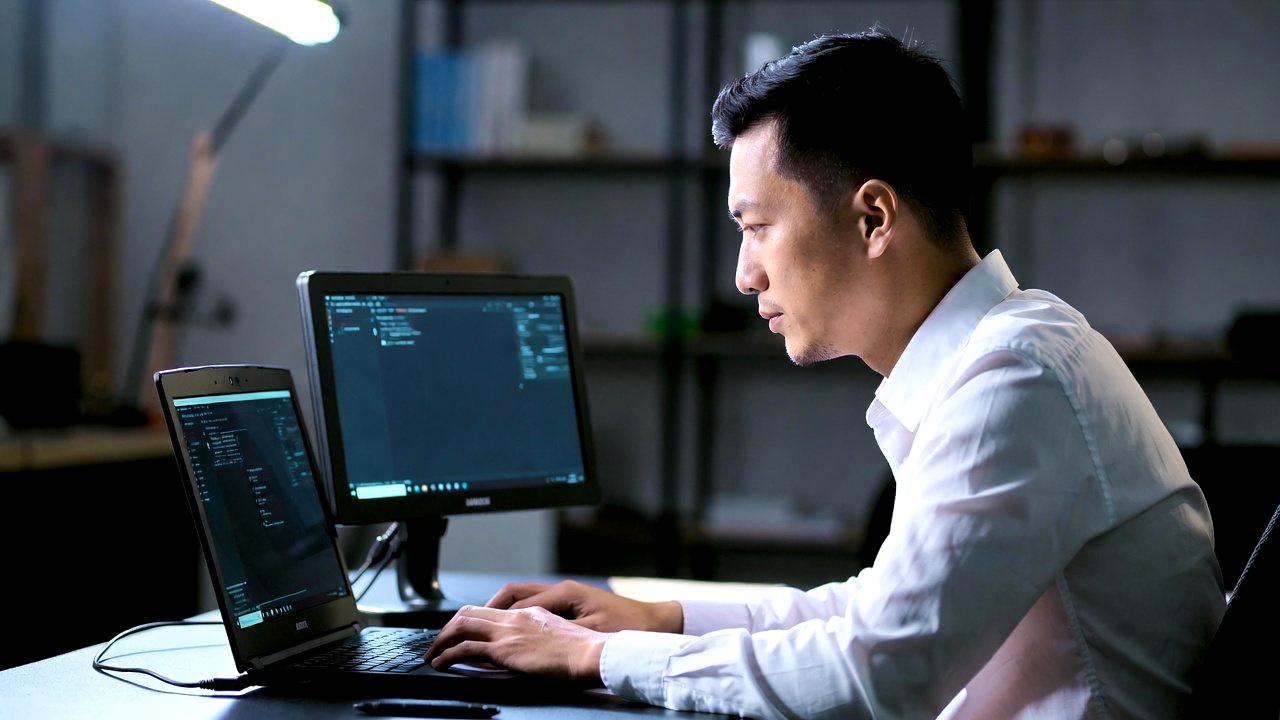ノートPCの横にモバイルモニターを置き、外出先で開発作業をする様子