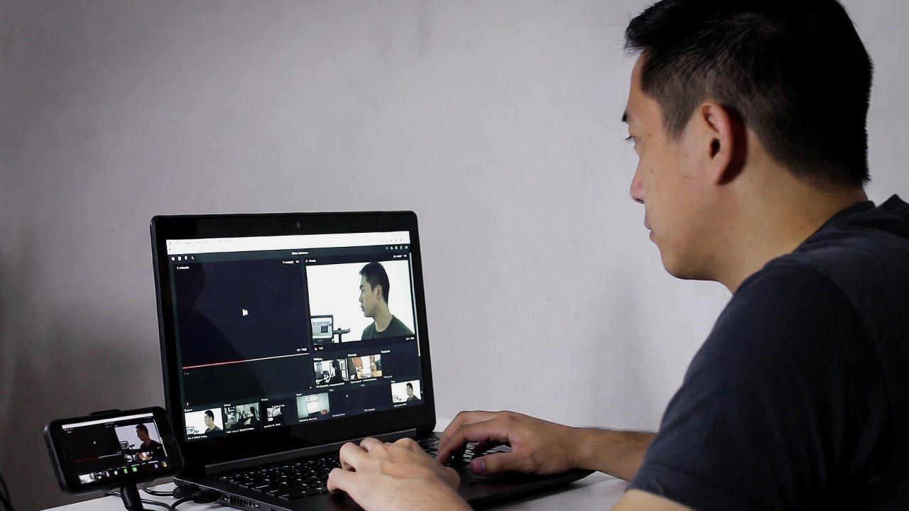ノートPCのサイズ違いに合わせてモバイルモニターを比較するイメージ