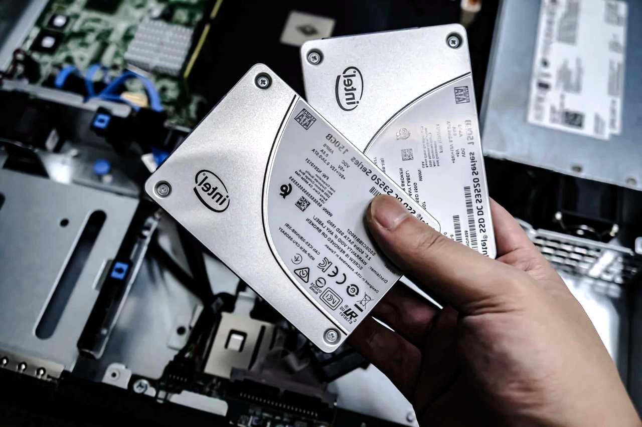 ゲームコントローラーとSSDが並び、ロード画面のストップウォッチが映る様子