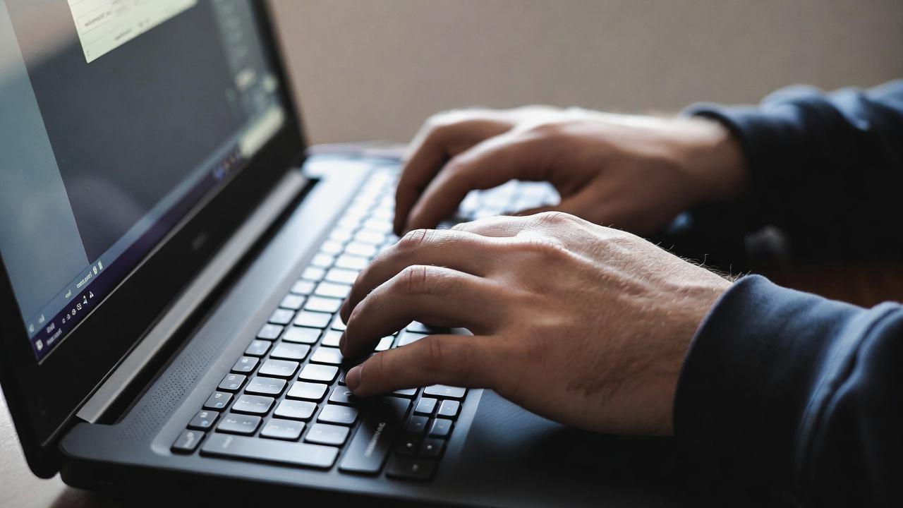 複数の有線キーボードを比較検討する手元のイメージ